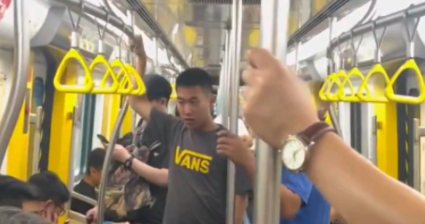 地铁判官是什么梗